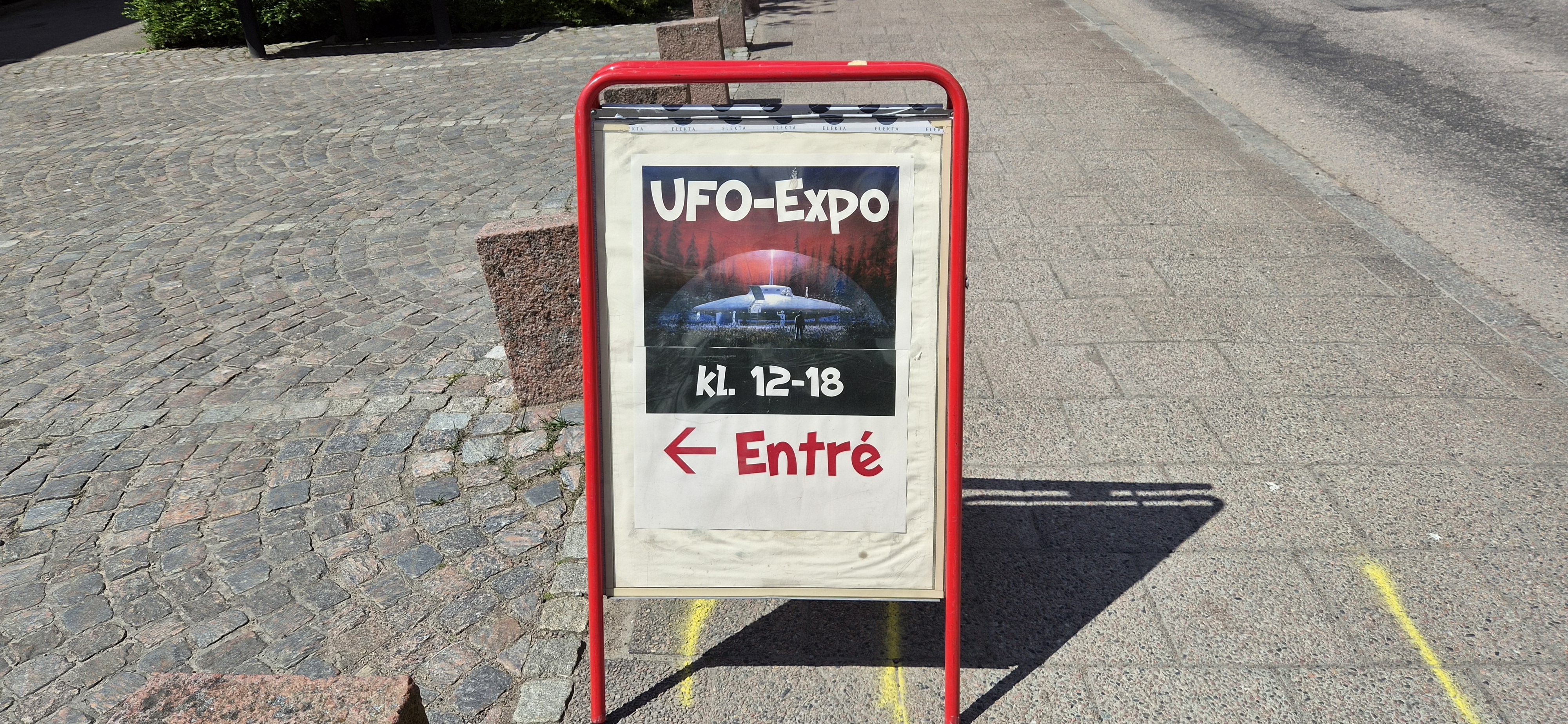 Trottoarpratare utanför expot